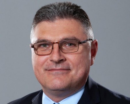 Министърът на отбраната се контузи на първото заседание на служебния кабинет