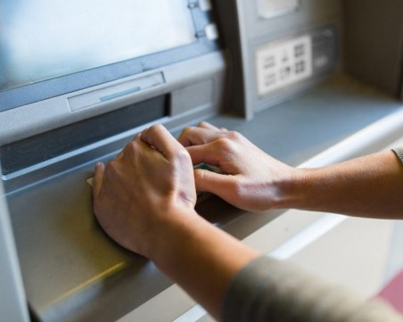 По поръчка от Италия: Прибират замесени в мрежа за източване на карти в Пловдив и още 10 града