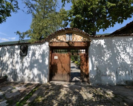 Жена обра храм край Пловдив, полицията я спипа