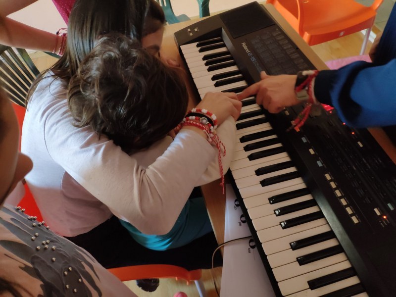 Деца без родителска грижа стават солисти на симфоничен оркестър в Пловдив