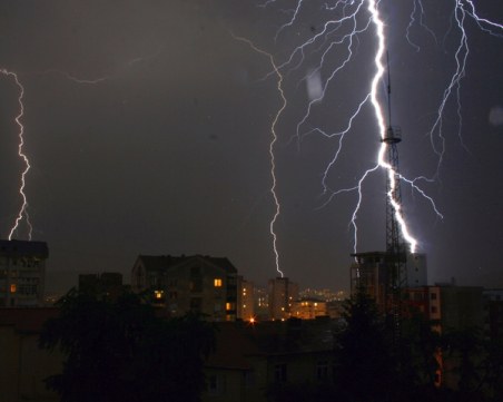 Дъжд и гръмотевици и днес! Има опасност и от градушки