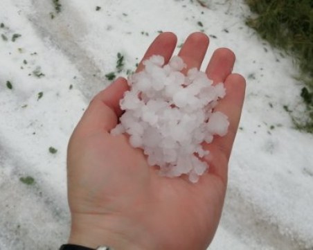 Силна градушка удари Хасковско, всичко побеля