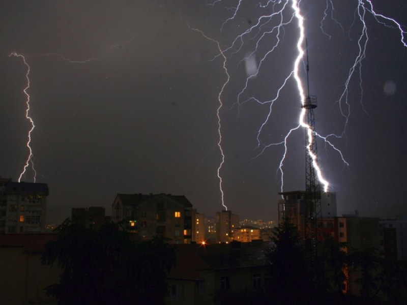 Дъжд и гръмотевици и днес! Има опасност и от градушки