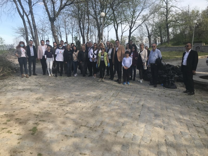 Над 100 доброволци се включват в облагородяването на Данов хълм