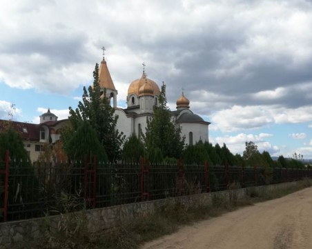 Монаси живеят във фургони, след като светата им обител бе затворена от Община Кюстендил