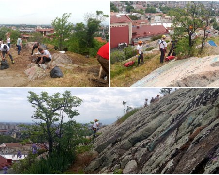 Над 100 пловдивчани почистиха Данов хълм от огромно количество отпадъци