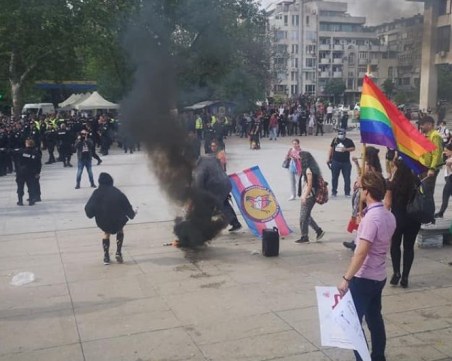 Напрежение на гей парада в Бургас – хвърлят яйца и димки по участниците