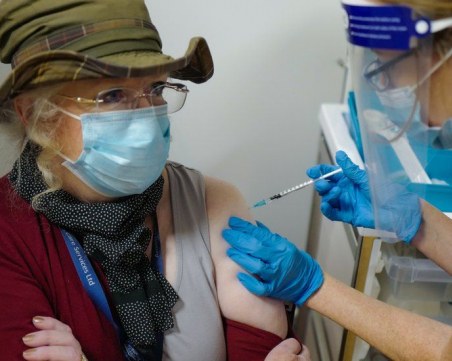 В Англия регистрират все повече заразени с индийския щам, но заболеваемостта остава ниска