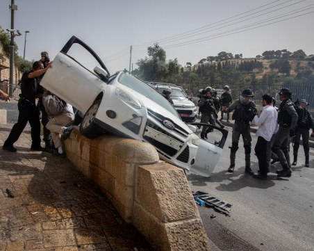 Автомобил се вряза в пешеходци в Йерусалим