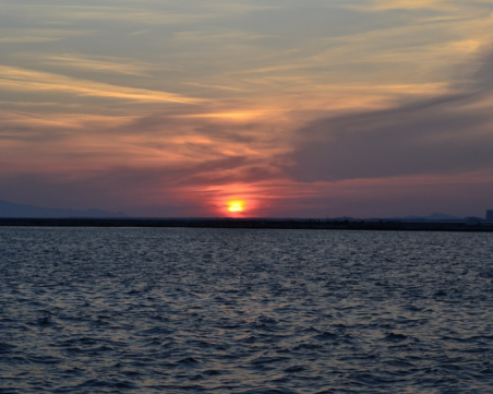 Лодка се обърна, докато пътниците си правили селфи! Издирват 9 души в язовир в Индонезия