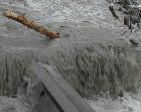 Наводнение наложи евакуация на жители в Котел