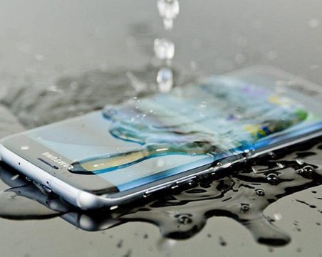 Смартфоните не са водоустойчиви завинаги, дори с IP сертификация