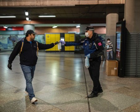 Властите в Каталуния обмислят отмяна на носенето на маски на открито