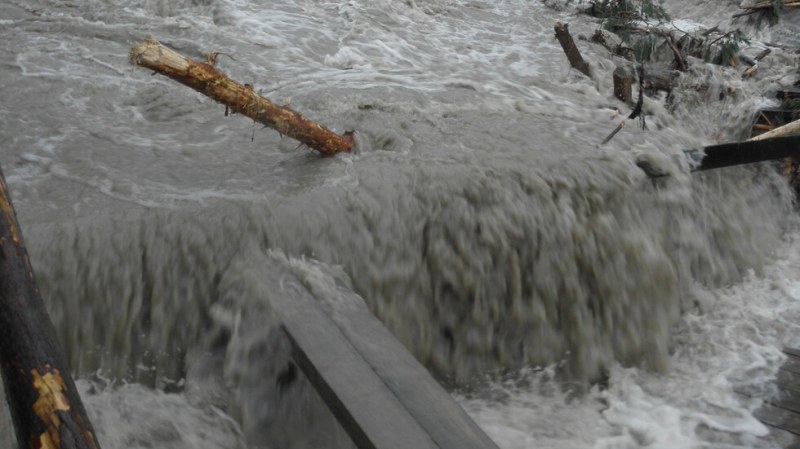 Наводнение наложи евакуация на жители в Котел