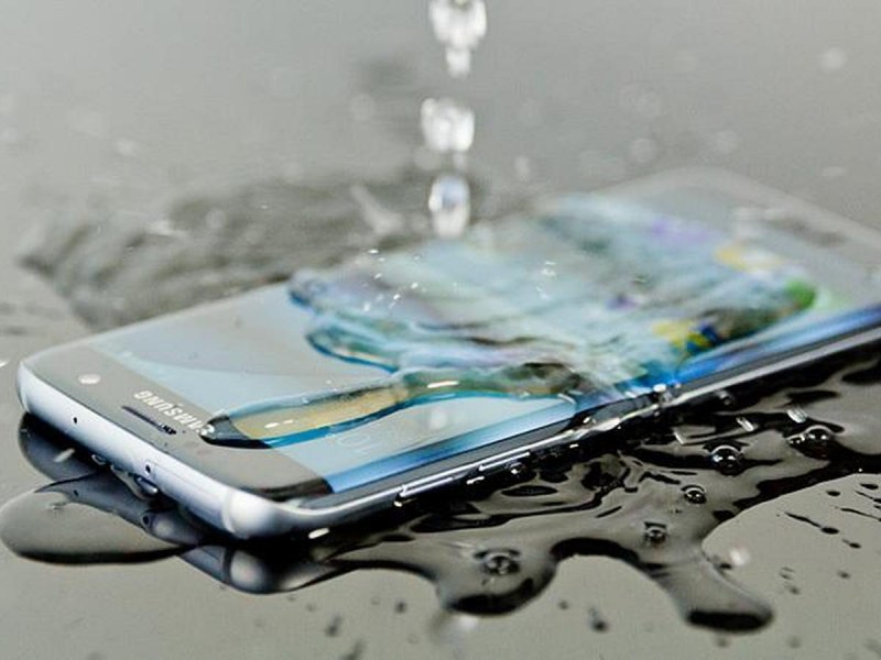 Смартфоните не са водоустойчиви завинаги, дори с IP сертификация