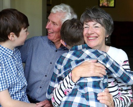 Англичаните вече могат да прегръщат близките си, разхлабват Covid мерките