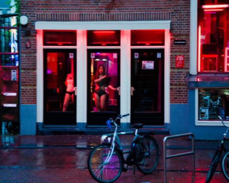 Публичните домове в Нидерландия отново отварят врати