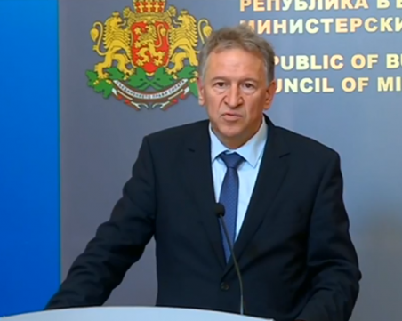 Здравният министър: Въвеждаме нов ваксинационен график, за да спасим рисковите групи