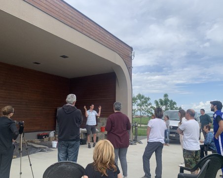 Участници в работилница на Малтепе се учиха да правят кирпичена стена и плет