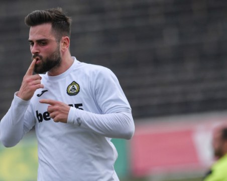 Звезда на Славия може да играе за националния отбор на Австралия