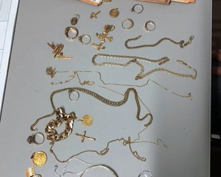 Арестуваха българка на остров Родос, издирват и дъщеря й