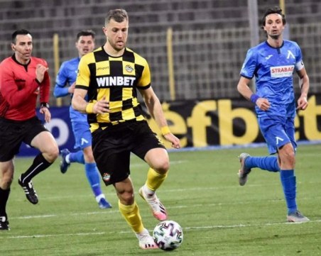 Атанас Илиев все още има шанс за головия приз в елита