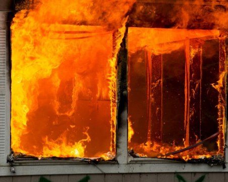 Гори голяма новострояща се сграда във Варна, вятърът пречи на огнеборците