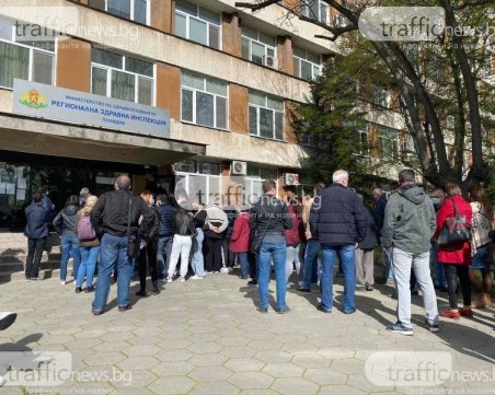 Окончателно: Пенсионери и болни с приоритет на опашките за ваксини, но 