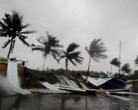 Повече от 90 души са в неизвестност заради тежък циклон в Индия