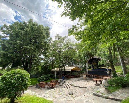 Сцена №2 - БезистенЪ с амбиции да стане сцена №1