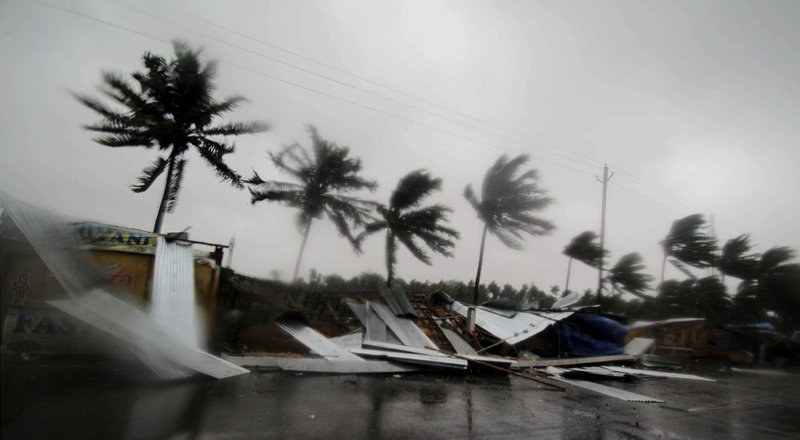 Повече от 90 души са в неизвестност заради тежък циклон в Индия