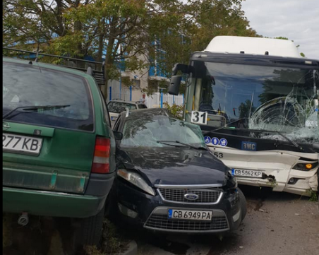 Автобус на градския транспорт помете седем коли в София