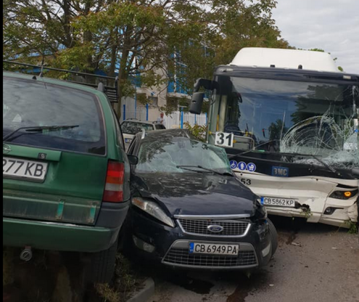 Автобус на градския транспорт помете седем коли в София