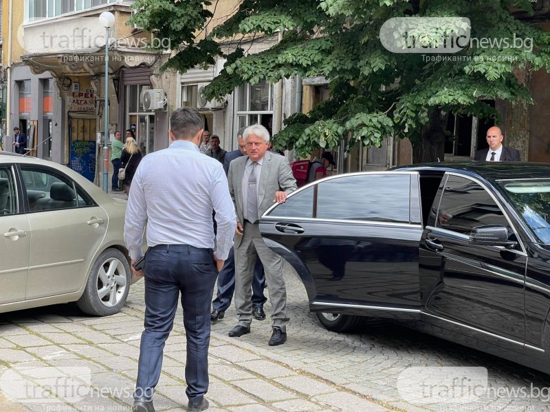 Гледайте НА ЖИВО министъра на вътрешните работи за арестите в Трето РПУ