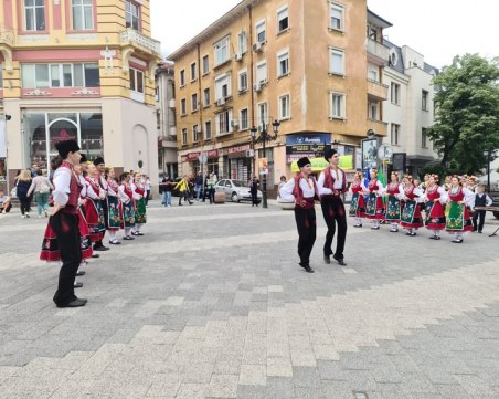 Майстори тъкат колани на кори на Главната, 80 деца с грамоти от занаятчийското училище