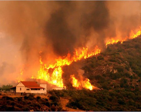 Пожар наложи евакуация на гръцки села, застрашени са и два манастира
