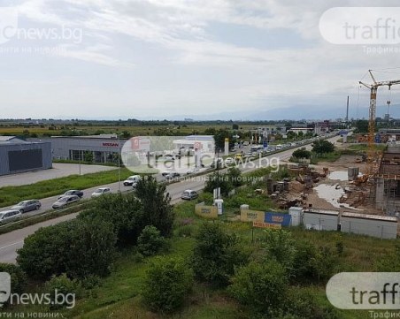 Събарят 75-метров комин на Карловско шосе, спират движението