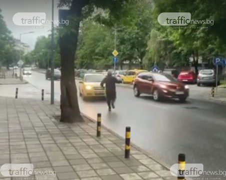 Такси тръгна само в центъра на Пловдив, шофьорът го гони