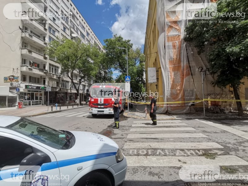 Стара сграда рухна в центъра на Пловдив, вероятно има затрупан човек