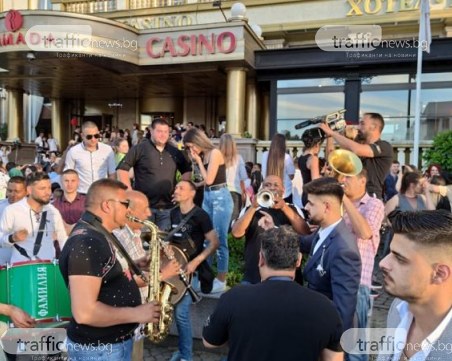 С жива музика и много настроение започнаха абитуриентските балове в Пловдив