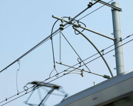 Самосвал с вдигната каросерия прекъсна контактна мрежа, блокиран е влак