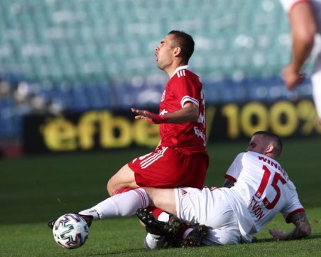 ЦСКА 1948 би ЦСКА-София и връчи среброто на Локо Пд