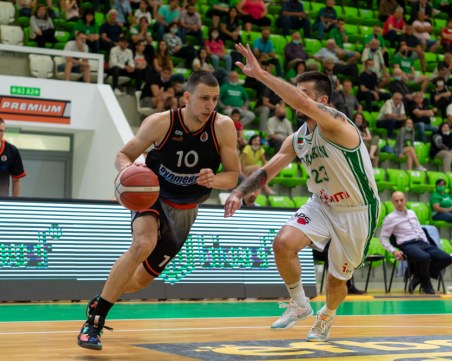 Академик написа история! Грабна бронза насред Ботевград