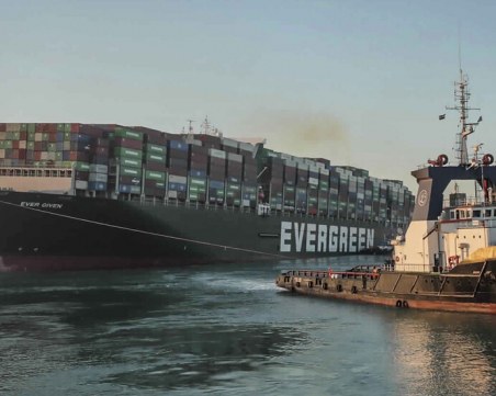 Два месеца след кризата: Евър Гивън остава закотвен в Суецкия канал