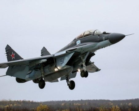 Изстребител прихвана самолет със 170 души на борда