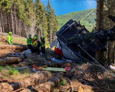 Кабинка от лифт падна в Италия, поне 8 души са загинали