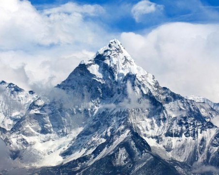 Огнище на коронавирус под Еверест, от Непал отричат