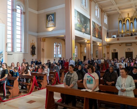 Вярващи се поклониха пред нова статуя на Светица в Раковски