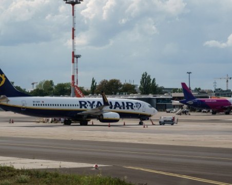 Служител на беларуското КГБ бил на борда на отклонения самолет