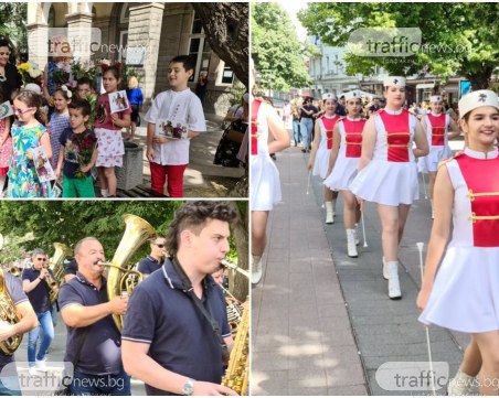Тръгна шествието за 24 май в Пловдив! Стотици напълниха Главната